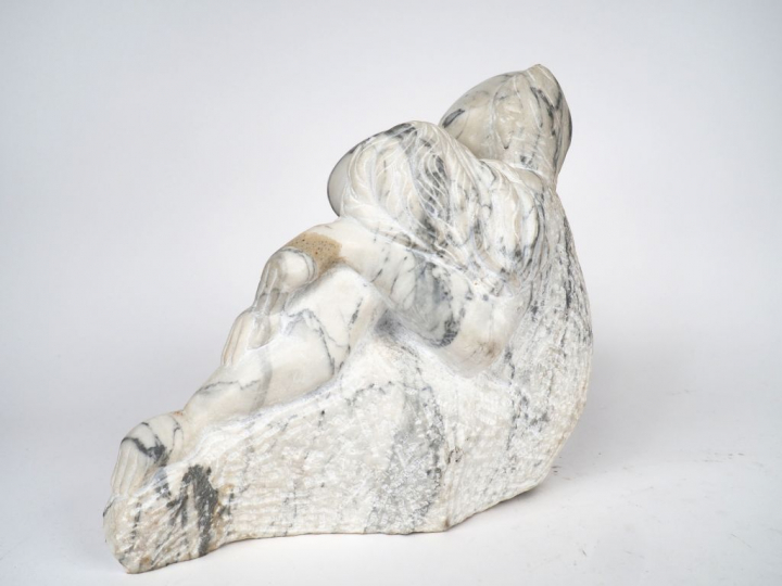 GHIRO. "Couple enlacé". Sculpture en marbre, signée. Dim.  30 x 30 x 1