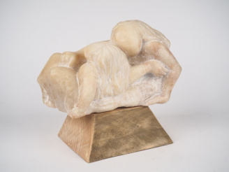 Vente aux enchères GHIRO. "NINNA NANNA". Sculpture en albâtre sur un socle en bois. Signé