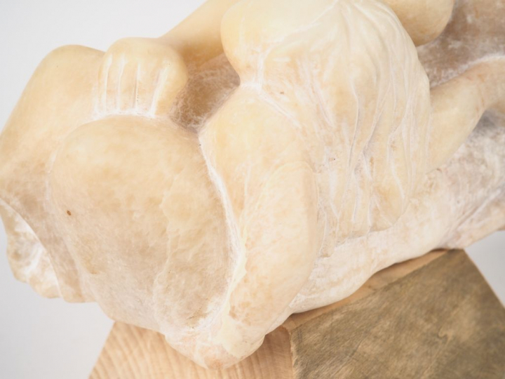 GHIRO. "NINNA NANNA". Sculpture en albâtre sur un socle en bois. Signé