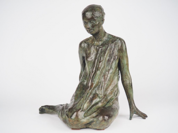 Françoise NAUDET. "Jeune fille assise". Sculpture en bronze à patine v