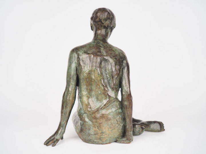 Françoise NAUDET. "Jeune fille assise". Sculpture en bronze à patine v