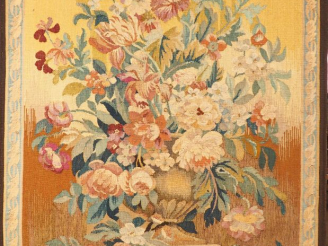 Vente aux enchères Tapisserie fin XIXème à décor polychrome de vase fleuri et d'une tige 