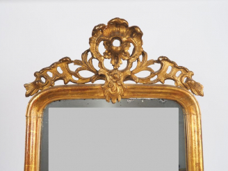 Vente aux enchères Miroir de style Régence en bois sculpté et doré, à décor de rocaille, 