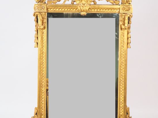 Glace de cheminée Louis XVI en bois sculpté et doré, à décor d'oves et