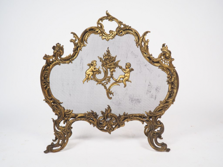 Ecran de cheminée en bronze doré, à décor d'amours, de rocaille et de 