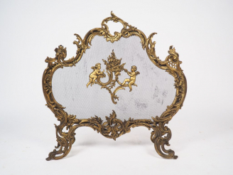 Vente aux enchères Ecran de cheminée en bronze doré, à décor d'amours, de rocaille et de 