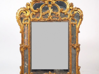 Vente aux enchères Glace XVIIIème à parecloses en bois sculpté et doré, à décor de rincea