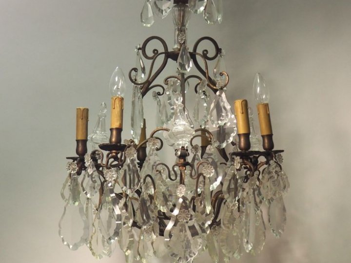 Lustre à pampilles de style Louis XV, en bronze et cristal, éclairant 