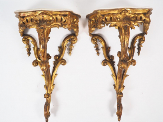 Vente aux enchères Paire de petites consoles Régence, en bois sculpté et doré, à décor aj