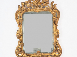 Vente aux enchères Miroir à parecloses Louis XV en bois et stuc doré, à décor de rinceaux