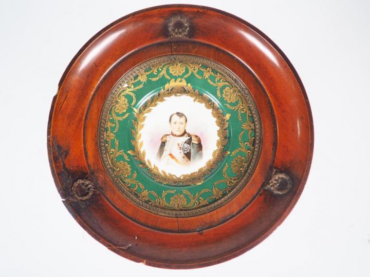 Guéridon tripode de style Empire en acajou et placage d'acajou, orné e