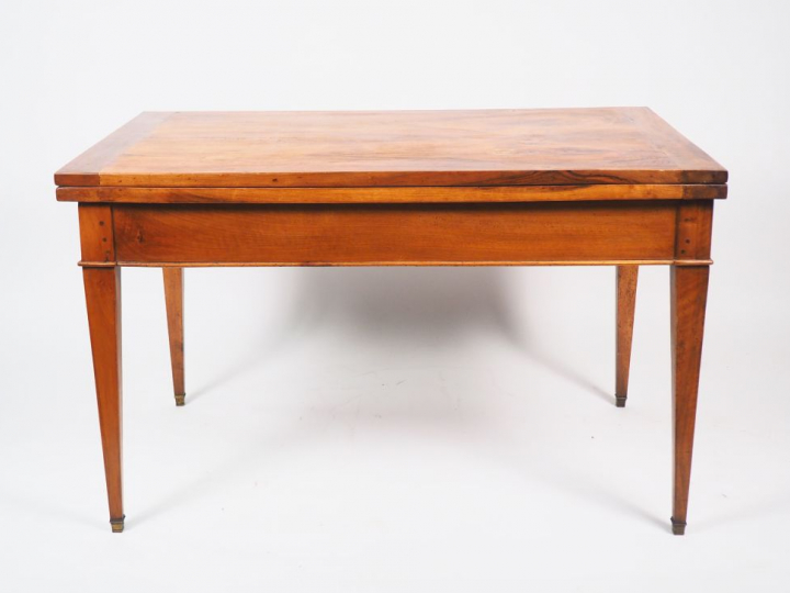 Table Directoire en noyer, plateau pivotant et ouvrant. Dim. 73 x 121 