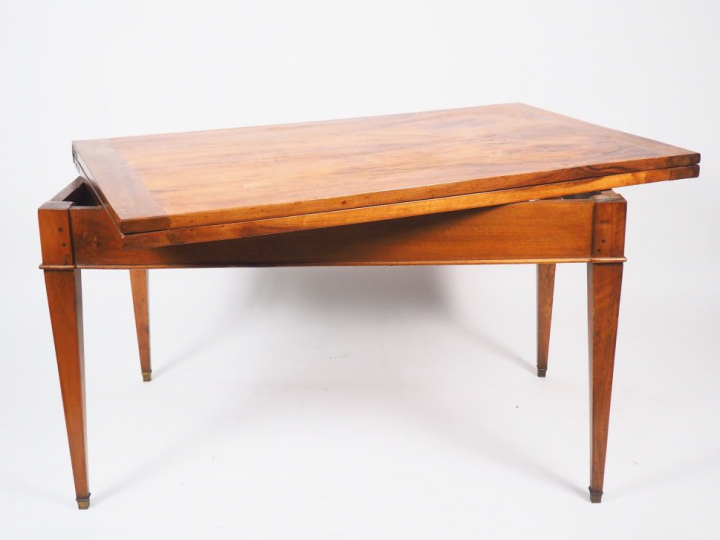 Table Directoire en noyer, plateau pivotant et ouvrant. Dim. 73 x 121 