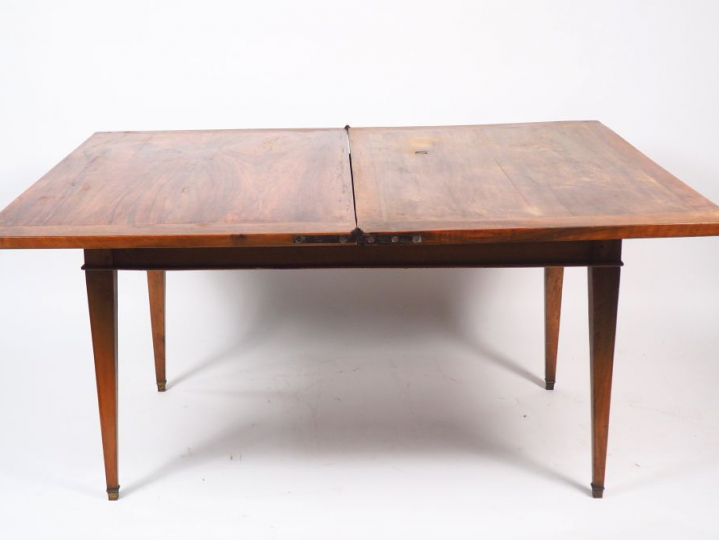 Table Directoire en noyer, plateau pivotant et ouvrant. Dim. 73 x 121 