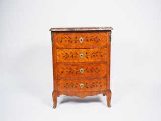 Vente aux enchères Petit chiffonnier de style Louis XV en marqueterie, ouvrant à quatre t