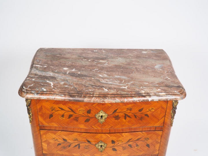 Petit chiffonnier de style Louis XV en marqueterie, ouvrant à quatre t