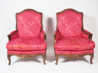 Vente aux enchères Paire de bergères de style Louis XV, en bois naturel mouluré et sculpt