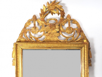 Vente aux enchères Miroir de style Louis XVI en bois et stuc doré, fronton ajouré à décor