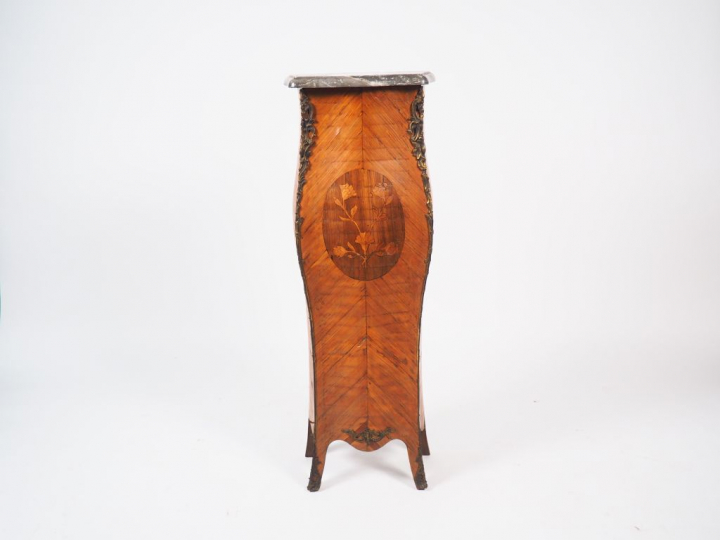 Meuble d'appui de style Louis XV, en bois de placage et marqueterie, à