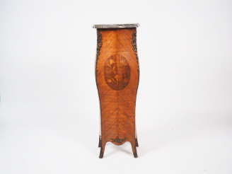 Vente aux enchères Meuble d'appui de style Louis XV, en bois de placage et marqueterie, à