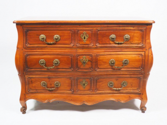 Vente aux enchères Commode tombeau Louis XV en merisier mouluré et sculpté, ouvrant à tro