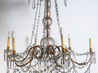 Vente aux enchères Grand lustre à pampilles en bronze et cristal éclairant à six lumières