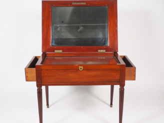 Vente aux enchères Poudreuse Louis XVI en acajou et placage d'acajou. Estampillée N. PETI