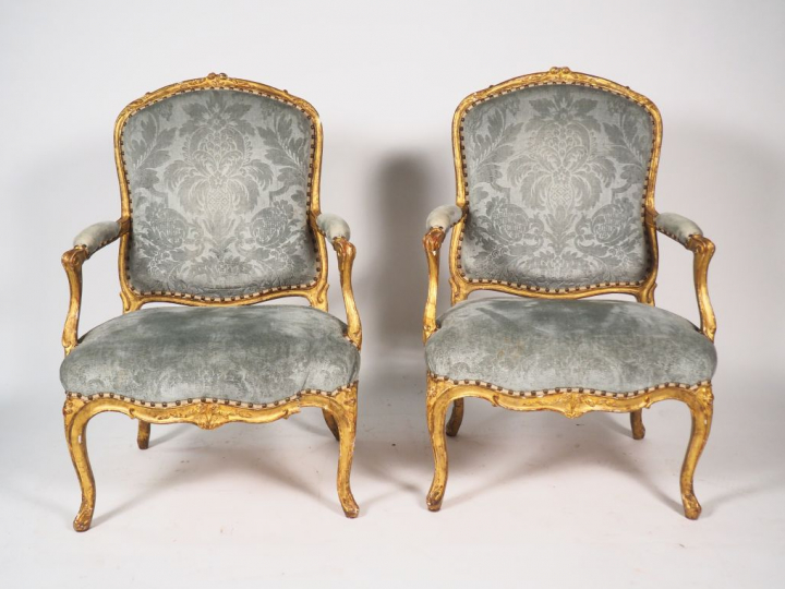 Paire de fauteuils Louis XV, en bois sculpté et doré, à décor de fleur