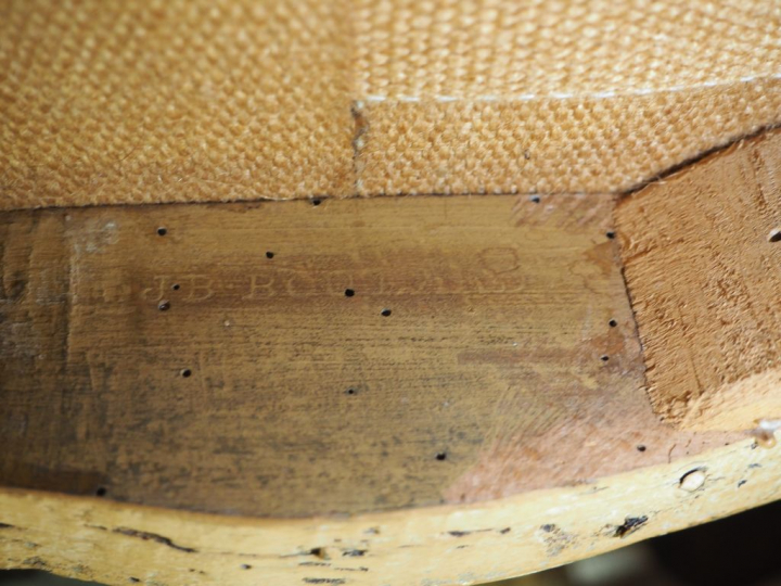 Paire de fauteuils Louis XV, en bois sculpté et doré, à décor de fleur