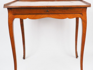 Vente aux enchères Petite table à écrire Louis XV, en placage de bois de rose et marquete