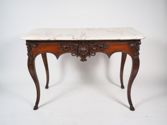 Vente aux enchères Console ou table à gibier Régence en noyer mouluré et sculpté, dessus 