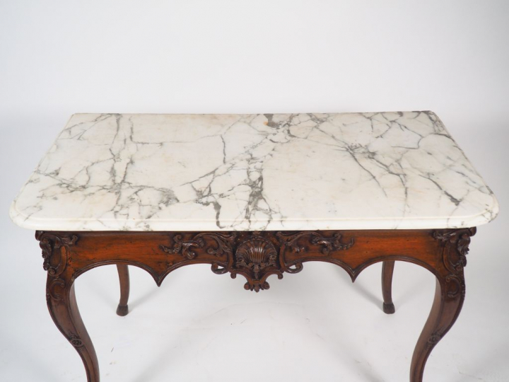 Console ou table à gibier Régence en noyer mouluré et sculpté, dessus 