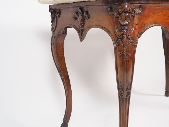 Console ou table à gibier Régence en noyer mouluré et sculpté, dessus 