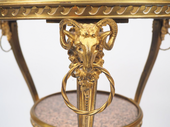 Guéridon tripode de style Louis XVI, deux plateaux circulaires de marb