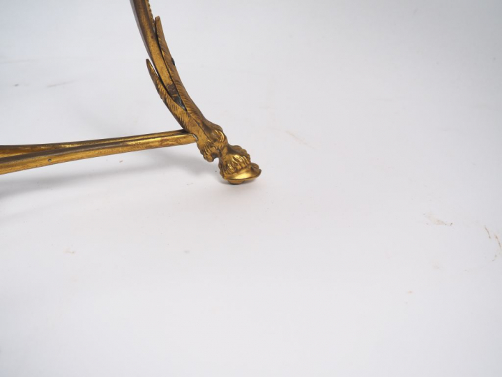 Guéridon tripode de style Louis XVI, deux plateaux circulaires de marb