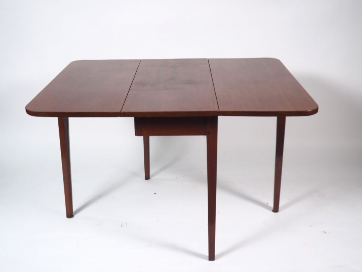 Table à abattants Empire en acajou. Dim. 117 x 99 x 72,5 cm