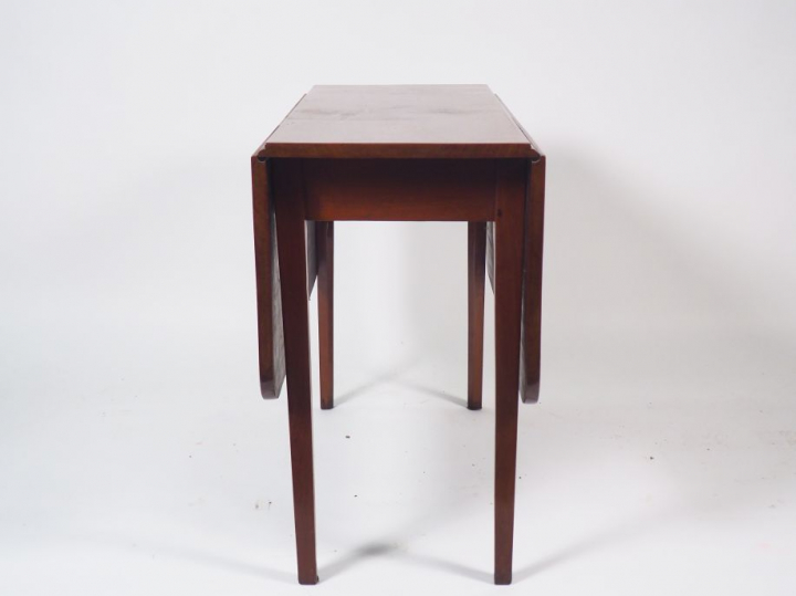 Table à abattants Empire en acajou. Dim. 117 x 99 x 72,5 cm