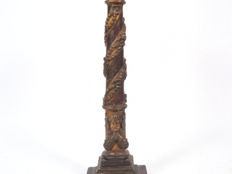 Vente aux enchères Grand bois sculpté en forme de colonne corinthienne, à décor d'ange. H