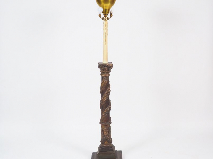 Grand bois sculpté en forme de colonne corinthienne, à décor d'ange. H