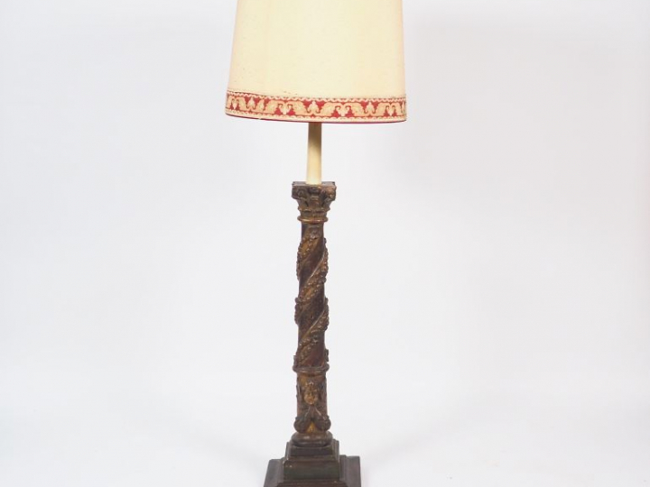 Grand bois sculpté en forme de colonne corinthienne, à décor d'ange. H