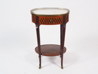 Vente aux enchères Guéridon tambour Louis XVI, en marqueterie à motif de cubes, ouvrant à