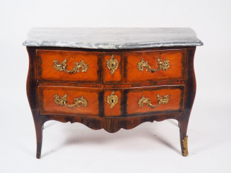 Vente aux enchères Commode Louis XV en marqueterie, ouvrant à deux tiroirs, dessus marbre