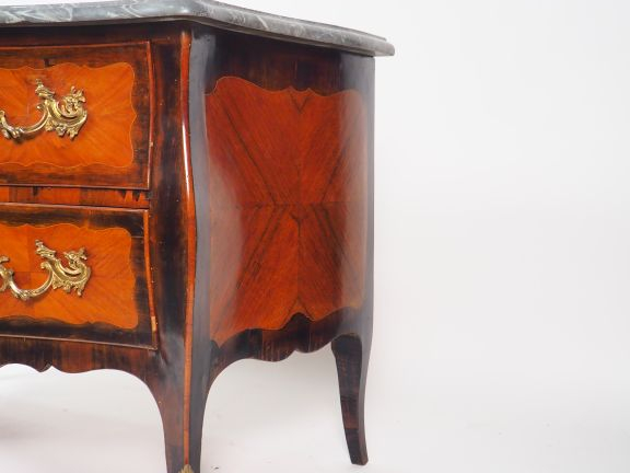 Commode Louis XV en marqueterie, ouvrant à deux tiroirs, dessus marbre