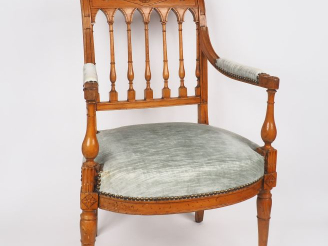Vente aux enchères Fauteuil Directoire en noyer mouluré et sculpté, à décor de rosaces, d
