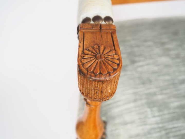 Fauteuil Directoire en noyer mouluré et sculpté, à décor de rosaces, d