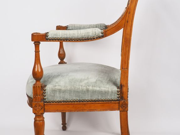 Fauteuil Directoire en noyer mouluré et sculpté, à décor de rosaces, d