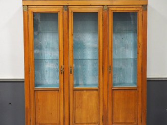 Vente aux enchères Vitrine de style Empire, en bois naturel, ouvrant à trois portes vitré