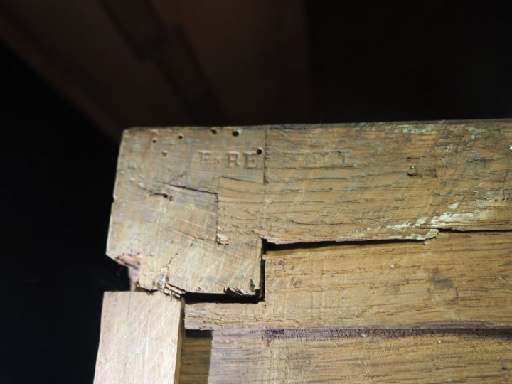 Commode scriban Transition Louis XV-Louis XVI, en placage de bois de r