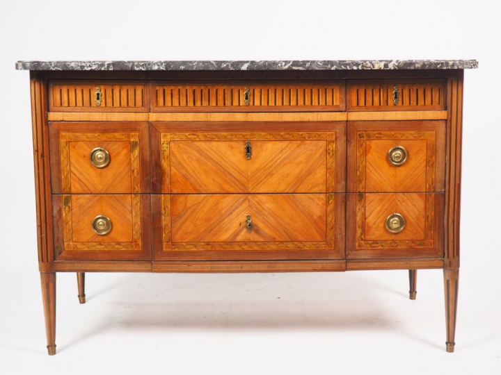 Commode Louis XVI en marqueterie, ouvrant à deux grands tiroirs sans t