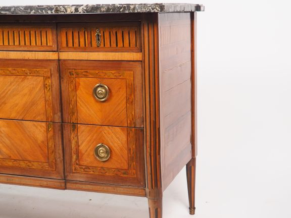 Commode Louis XVI en marqueterie, ouvrant à deux grands tiroirs sans t